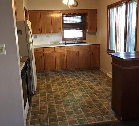 3rd image of 3221 Maplecrest St