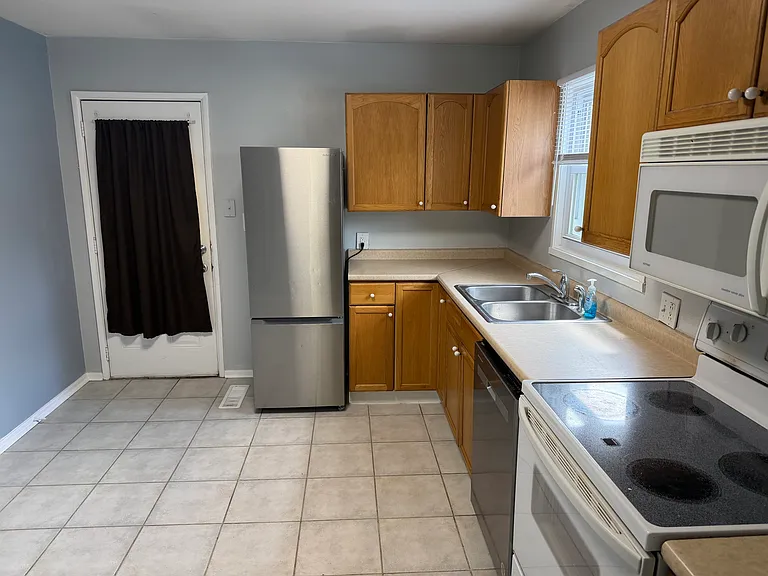 886 Lancaster Ave — Photo 7