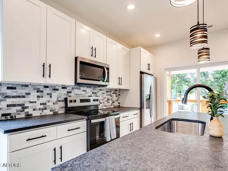 307 Woodland Ave E — Photo 11