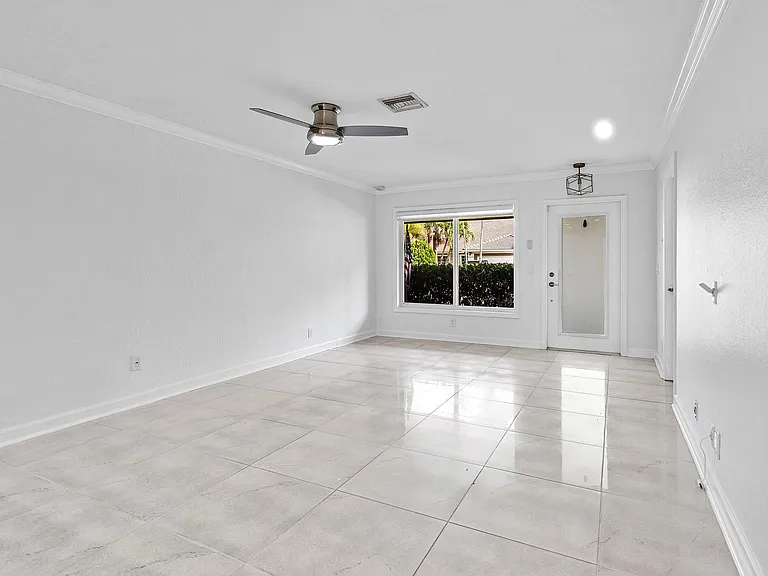 231 SW 6th St — Photo 10