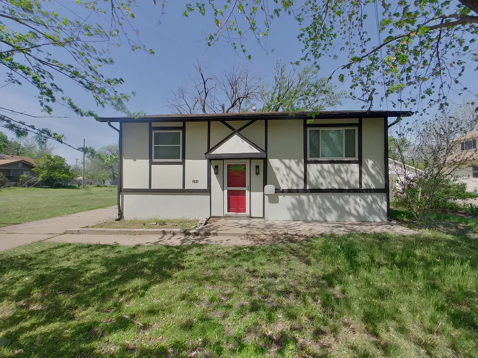 1031 N Edwards Ave
