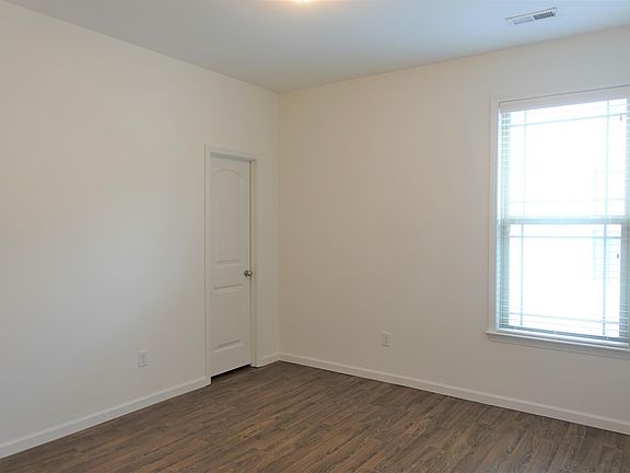 4th image of 176 Bur Oak Dr