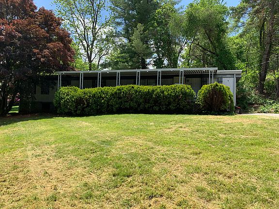 Additional front view of yard and home