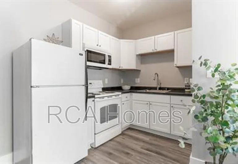 2831 N Kenwood Ave — Photo 1