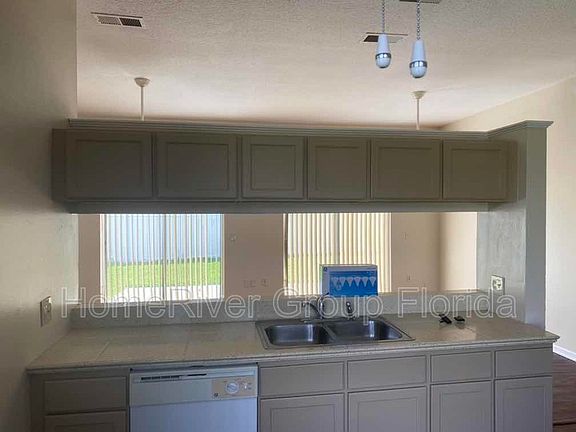4th image of 1879 Clacton Dr