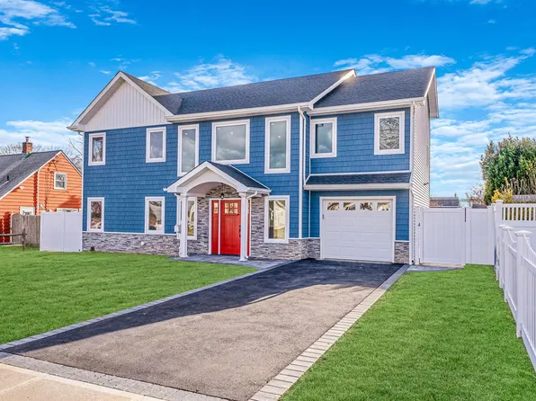 72 Crescent Lane, Levittown, NY 11756