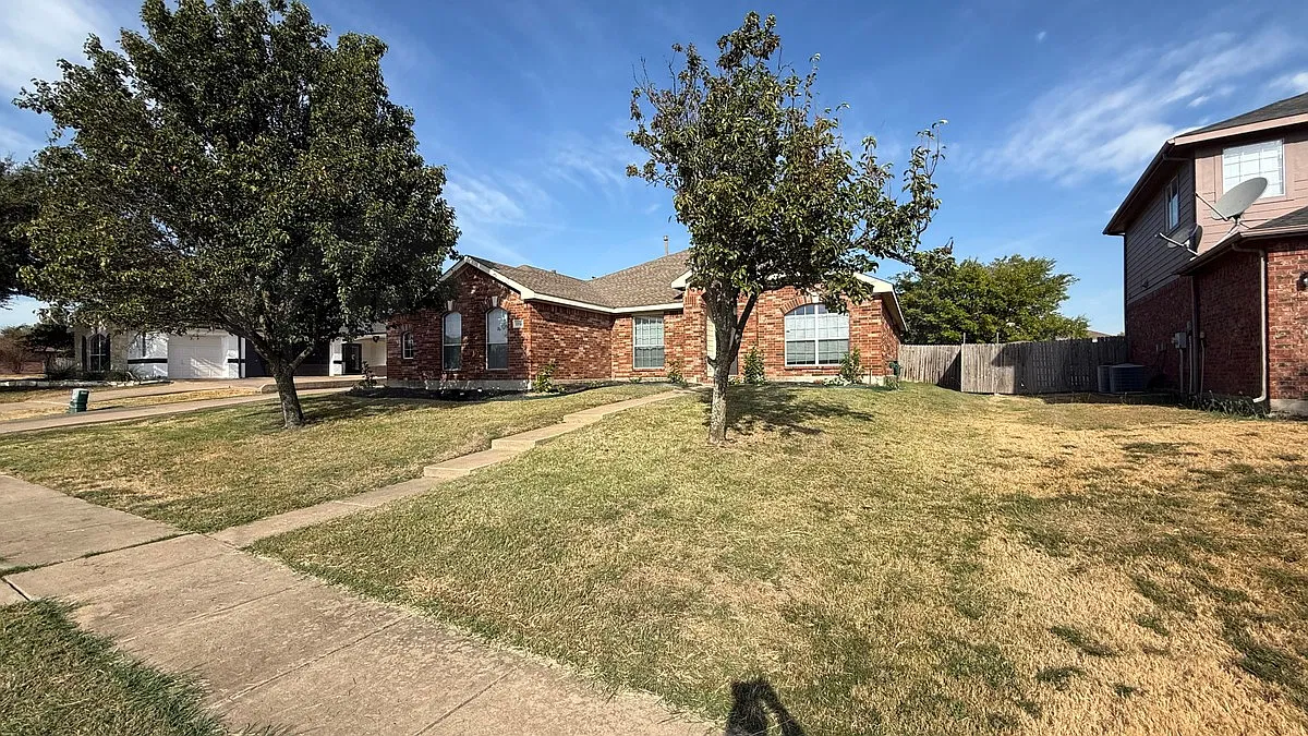 3 bed, 2.0 bath, 2276 sqft, $2,200 — Photo 2