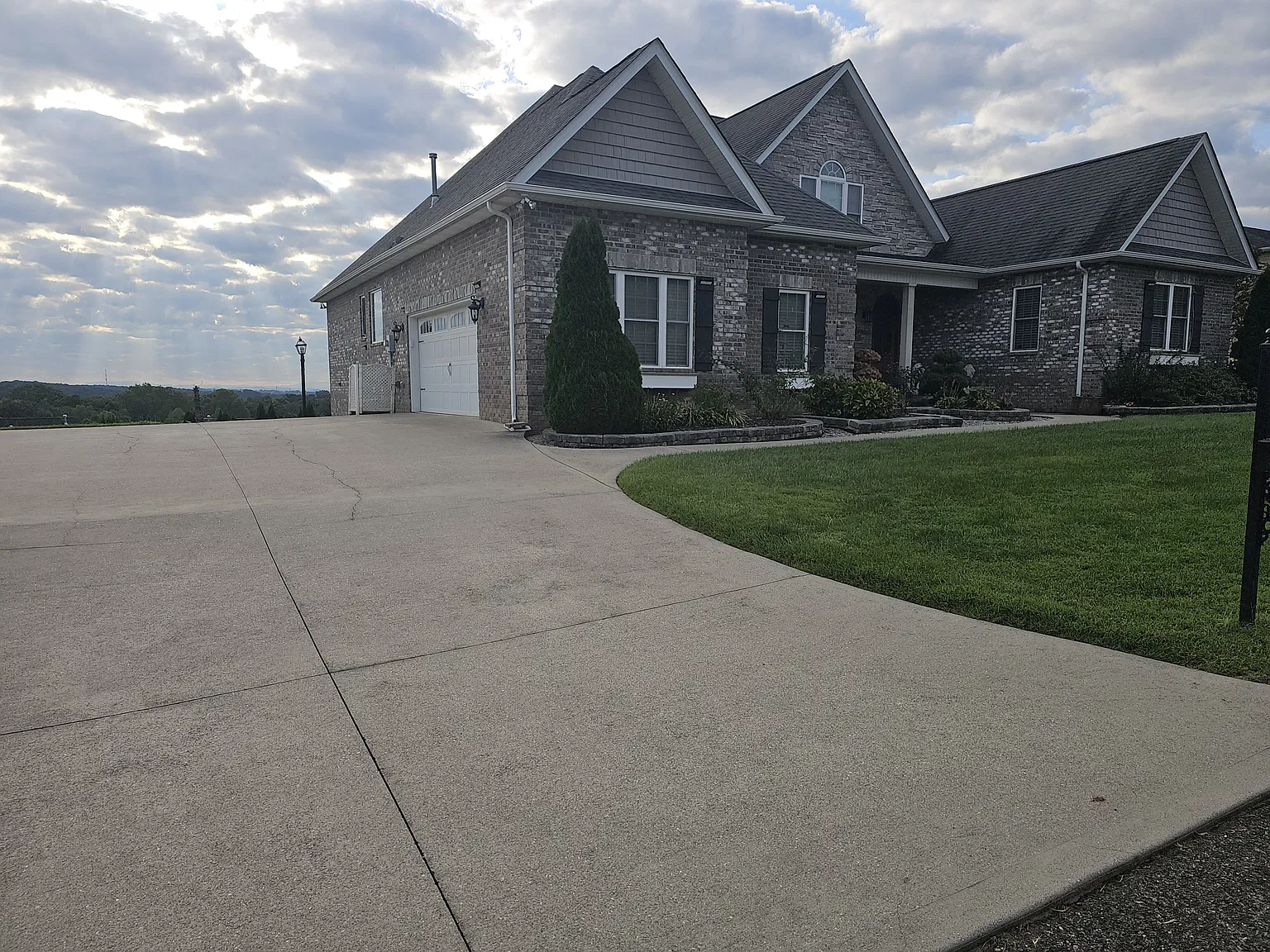 4 bed, 3.5 bath, 2885 sqft, $3,200 — Photo 2