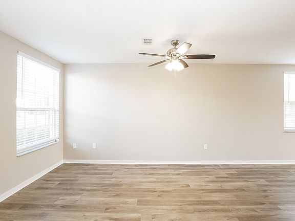 5th image of 609 Captiva Cir
