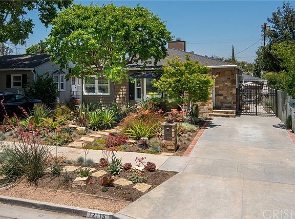 2nd image of 12115 Hollyglen Pl