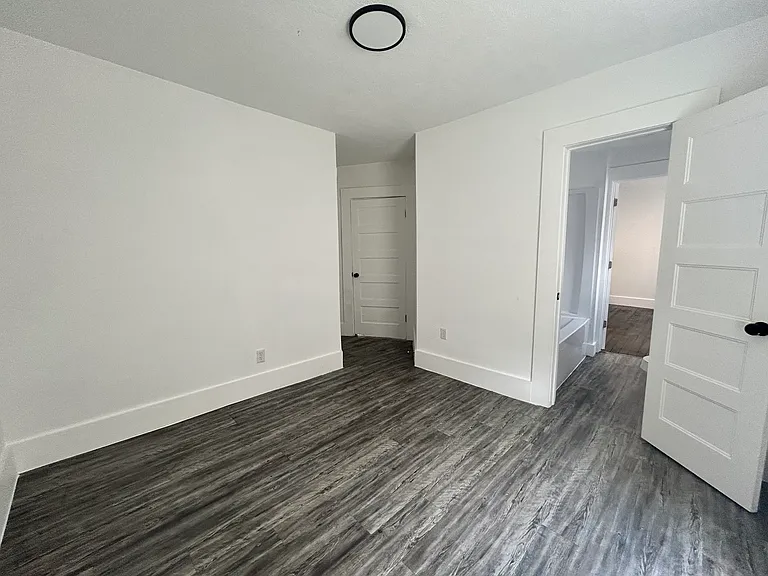 700 NE 6th St — Photo 11