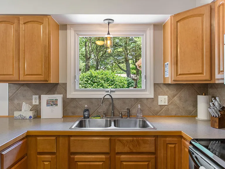 115 Iroquois Ave — Photo 8
