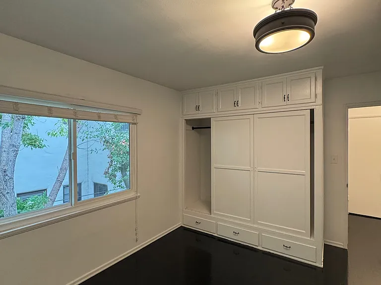 2269 N Beachwood Dr #202 — Photo 40