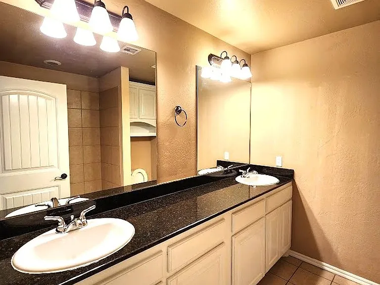 13705 & 13707 Oxford Dr — Photo 28