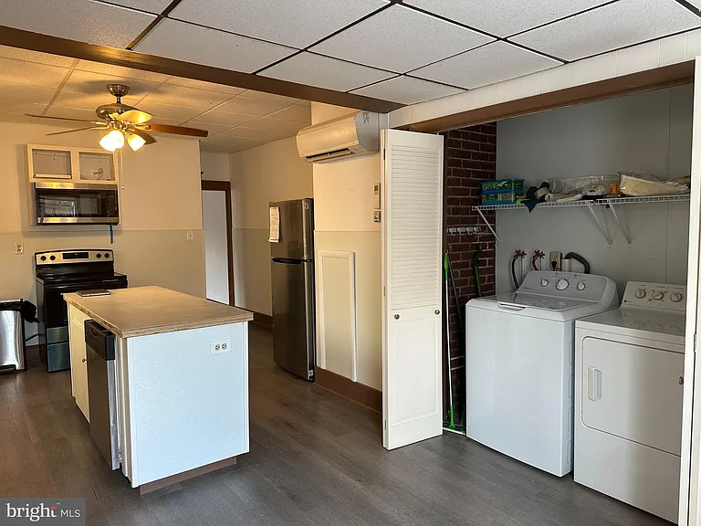 239 N Stratton St — Photo 15