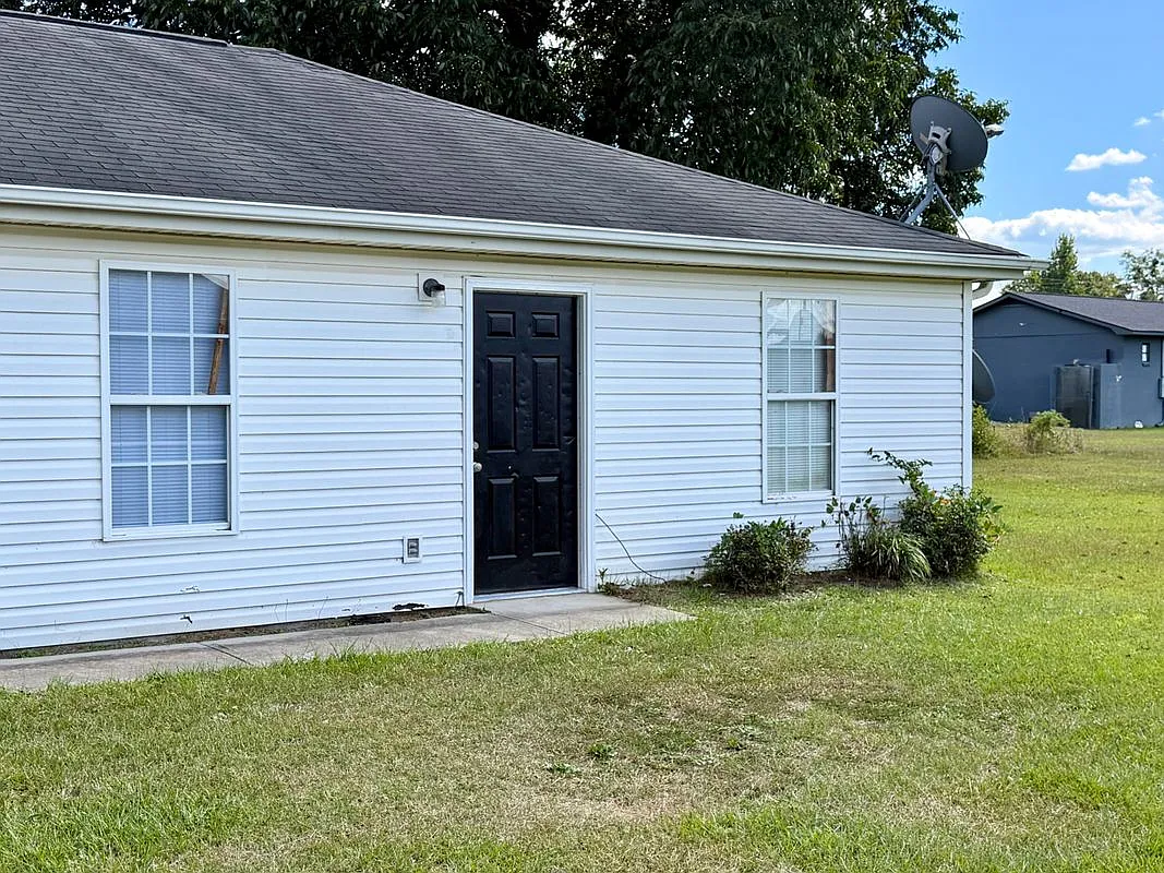 2 bed, 1.0 bath, 798 sqft, $950 — Photo 2