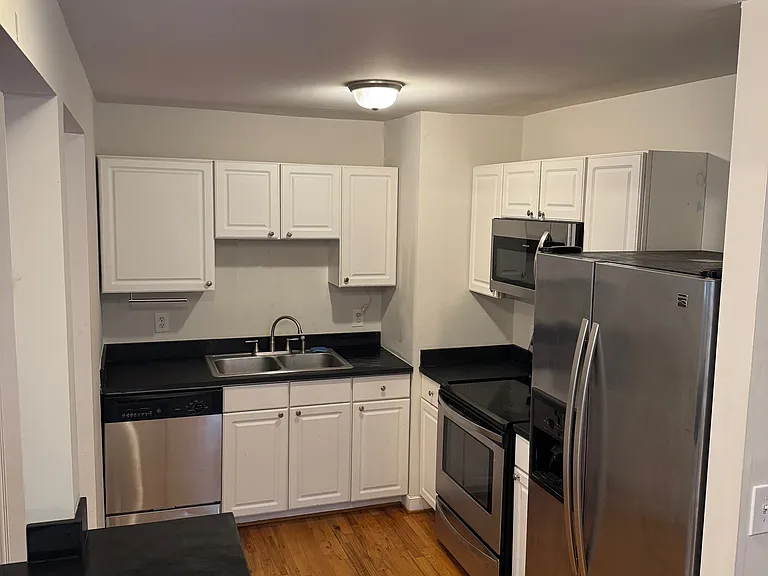 6515 Wessex Ln — Photo 3