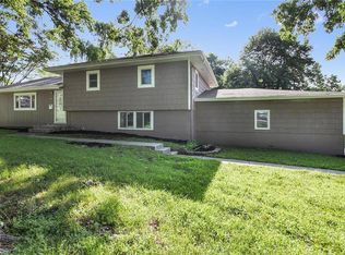 7900 NE Gracemore Dr, Kansas City, MO 64119