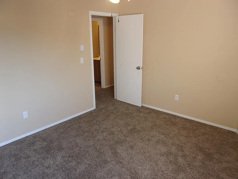 1138 Darby St — Photo 11