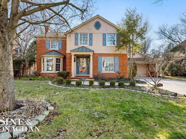 1061 N Oxford Rd, Grosse Pointe Woods, MI 48236