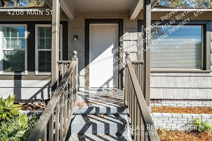 Beautiful 3-Bedroom Home with a Large Yard! Pet Friendly! — Photo 4