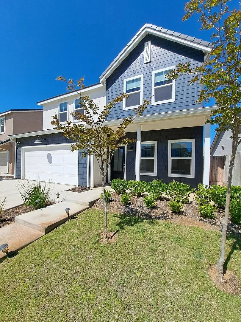 Spacious 2-story home: 4 bedrooms and 2.5 bathrooms in Madera, CA! — Photo 2