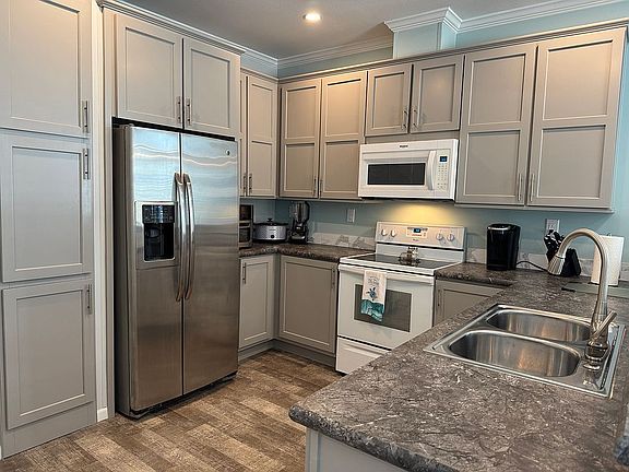 Nicely appointed Kitchen