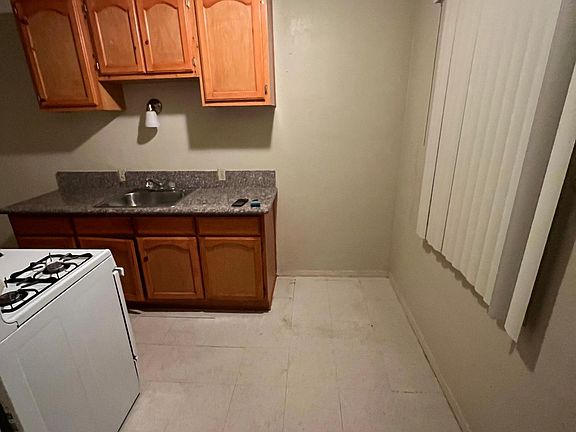 3rd image of 1060 W 17th St Unit 2