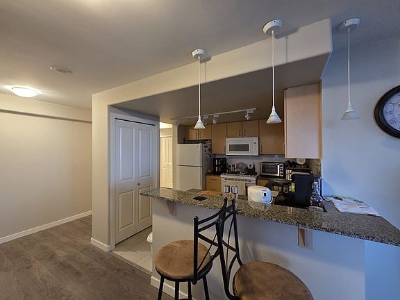 4th image of 8460 Granville Ave #1805