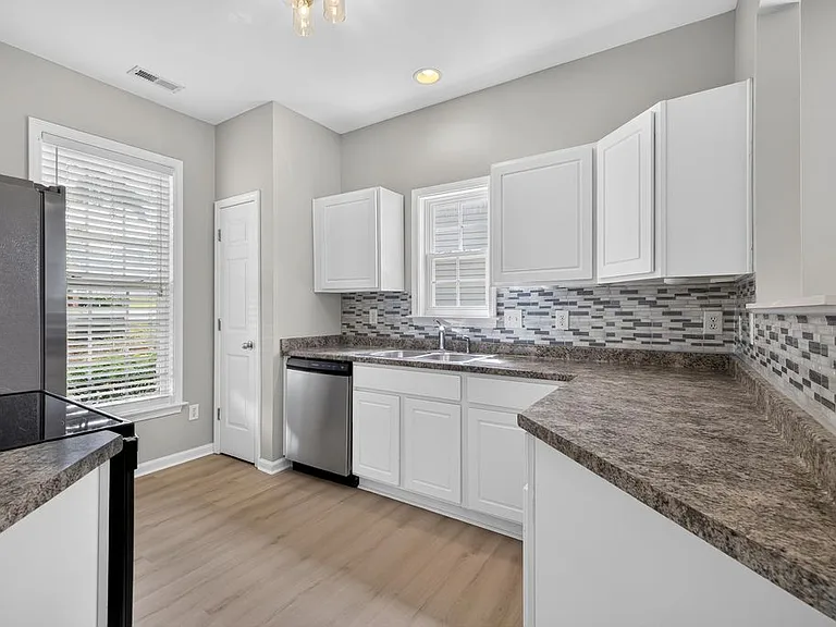 160 Hutson Ln — Photo 10