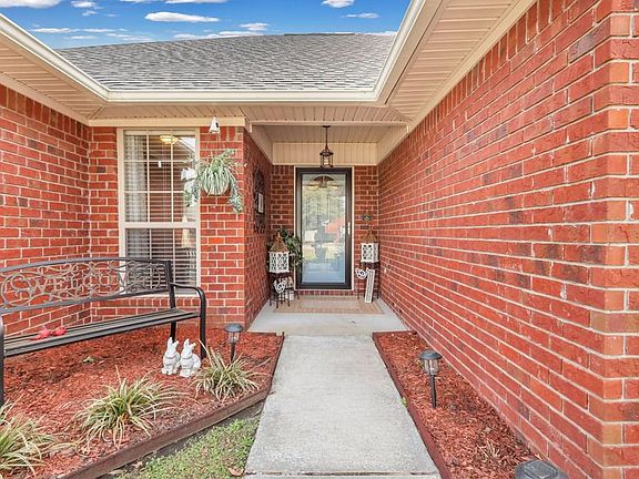5th image of 304 Clairemore Cir