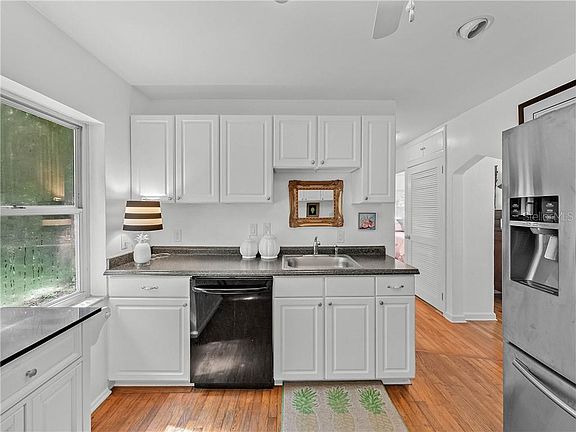 5th image of 835 N Arlington Ave