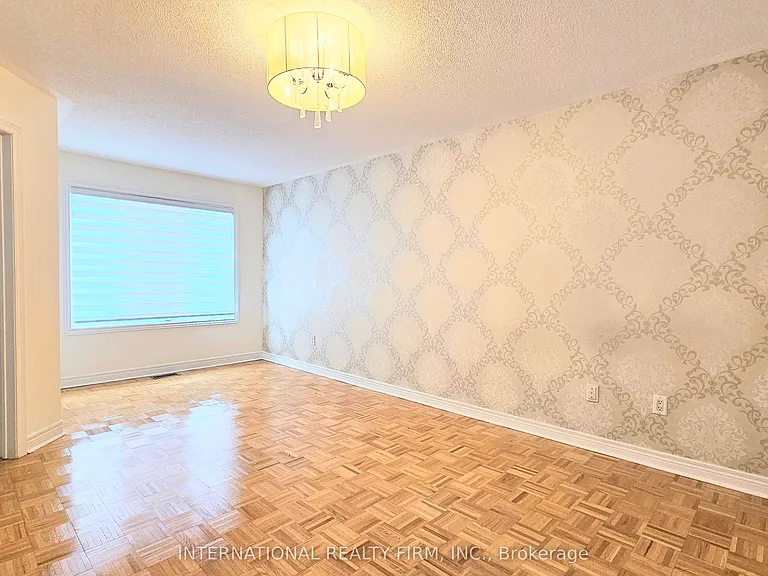 195 Warwick Cres — Photo 14