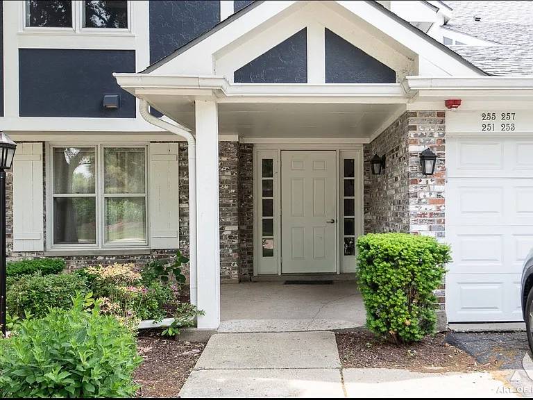 257 Coventry Cir — Photo 3
