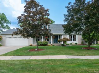 8296 Hampton Rd, Grosse Ile, MI 48138