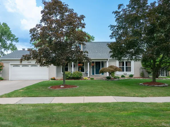 8296 Hampton Rd, Grosse Ile, MI 48138