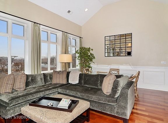 3rd image of 1249 W Melrose St Unit 3W