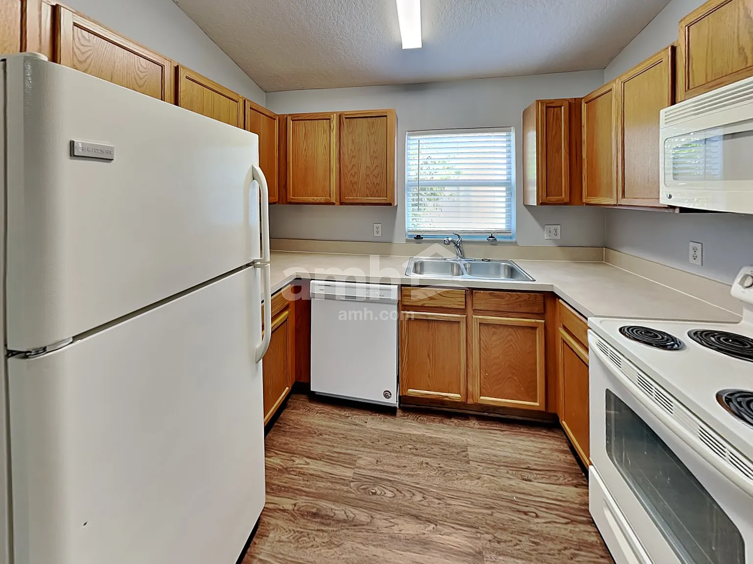 3 bed, 2.0 bath, 1496 sqft, $2,375 — Photo 3