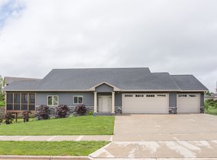 901 Rolling Hills Dr, Tiffin, IA 52340