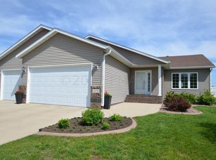 1679 Oakwood Dr, West Fargo, ND 58078