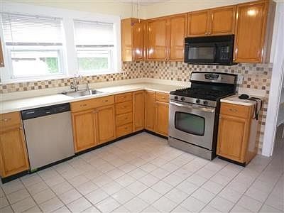 3rd image of 84 Woods Ave