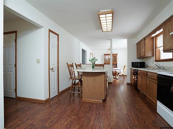 5th image of 21 Crestwood Ln