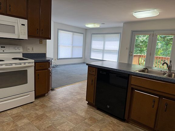 3rd image of 240 Shaw Ct