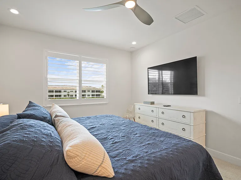 Main bedroom king