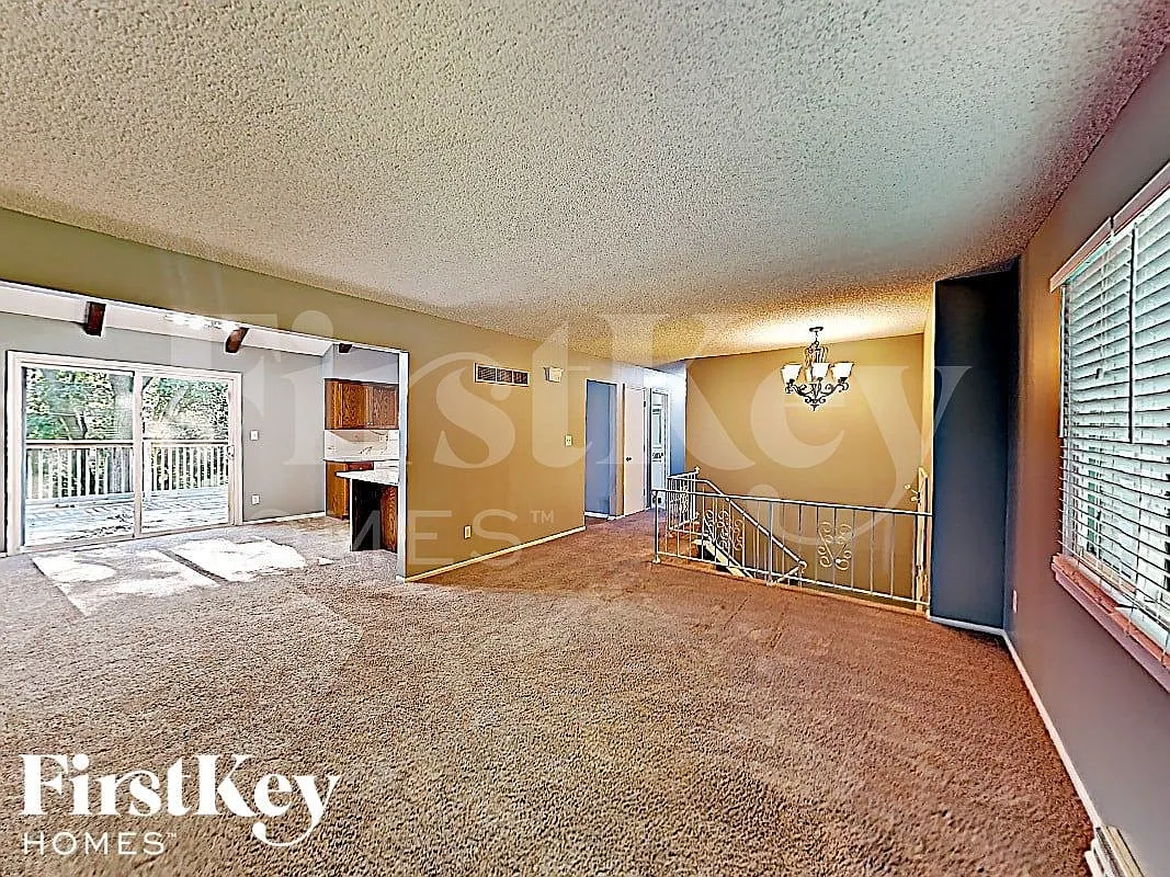 3 bed, 3.0 bath, 2133 sqft, $2,245 — Photo 2