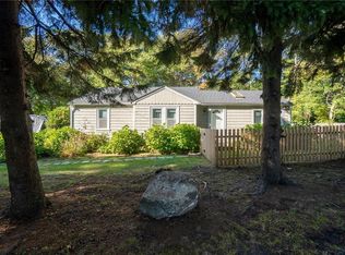 25 Pettaquamscutt Lake Rd, Saunderstown, RI 02874