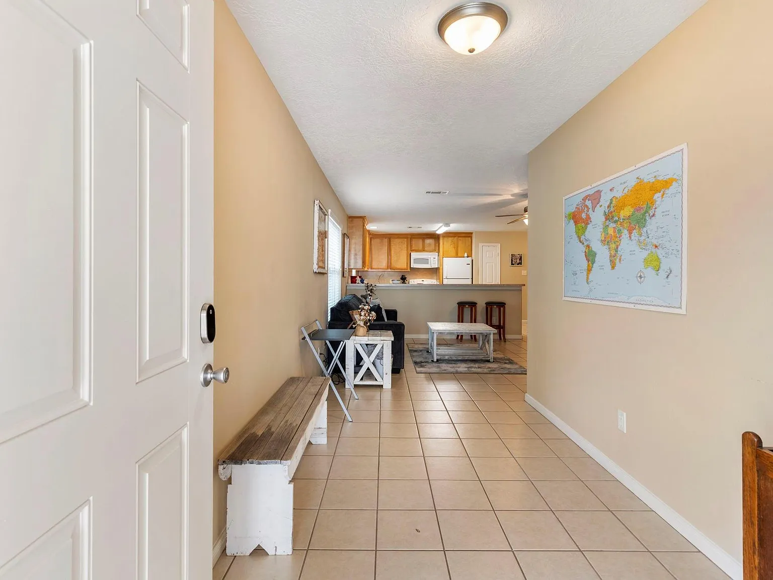 2 bed, 2.0 bath, 2574 sqft, $1,725 — Photo 2