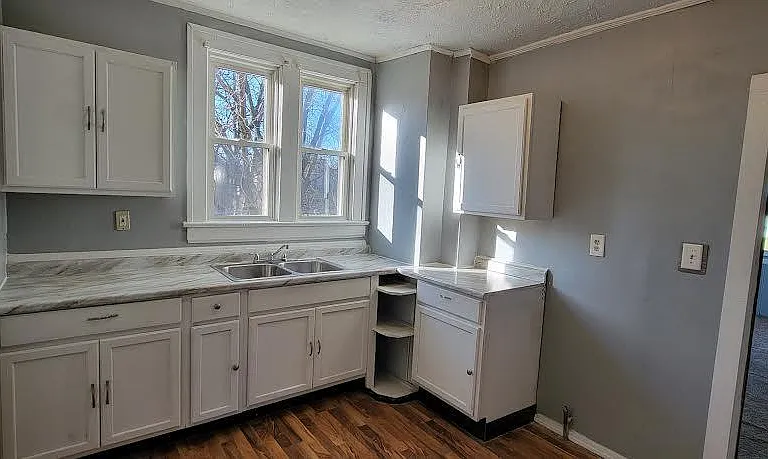 580 Baird St — Photo 2