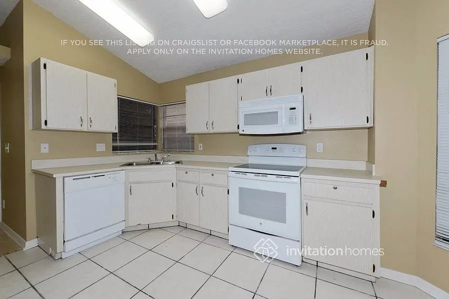 5422 Friarsway Dr Tampa, FL 33624 — Photo 4