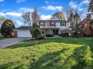 18551 Riverside Dr, Beverly Hills, MI 48025